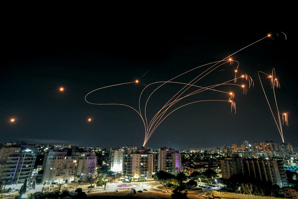 以色列研发的铁穹防空系统2023年拦截发自加沙的火箭。 