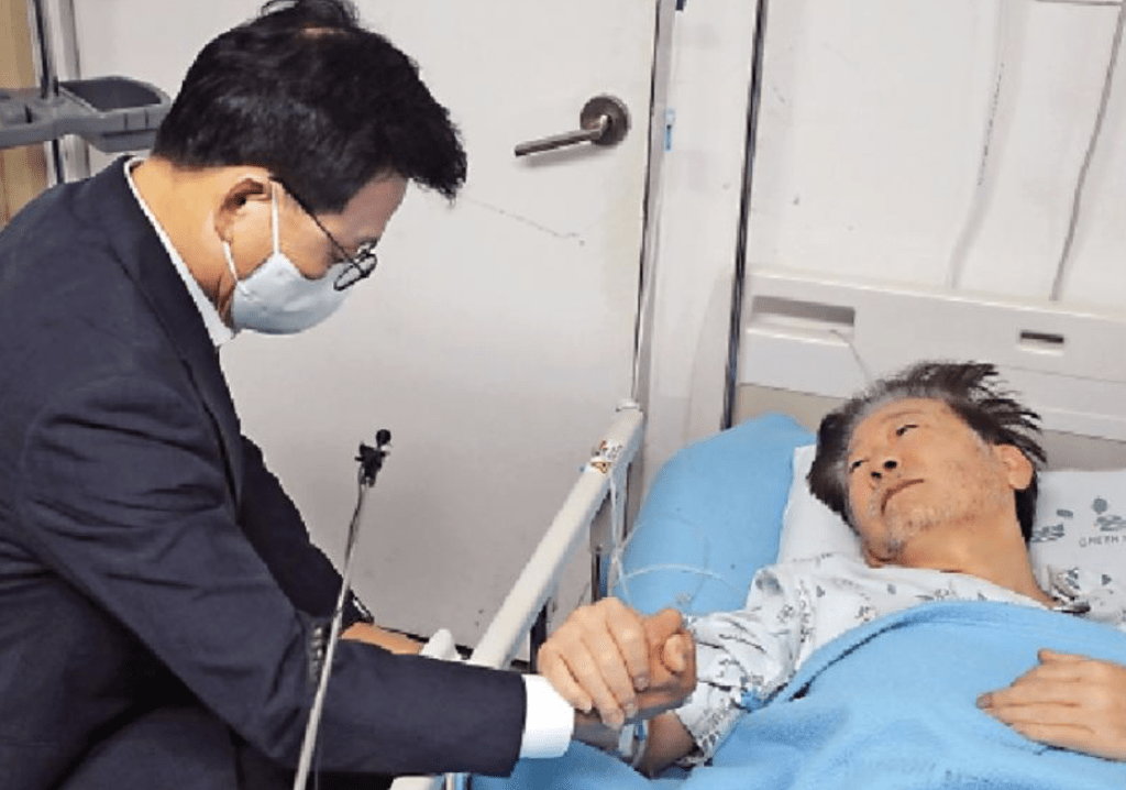 2023年9月,李在明(右)因絕食導致健康惡化入院。美聯社 2023年9月,李在明(右)因絕食導致健康惡化入院。美聯社