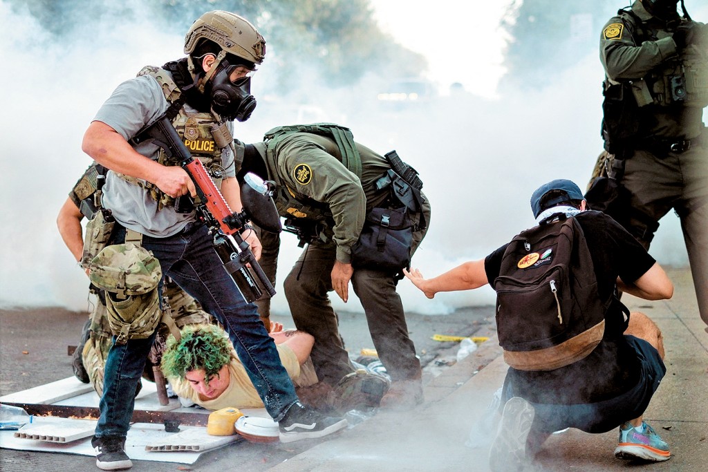 移民及海关执法局（ICE）人员上周六在芝加哥拘捕一名示威者。