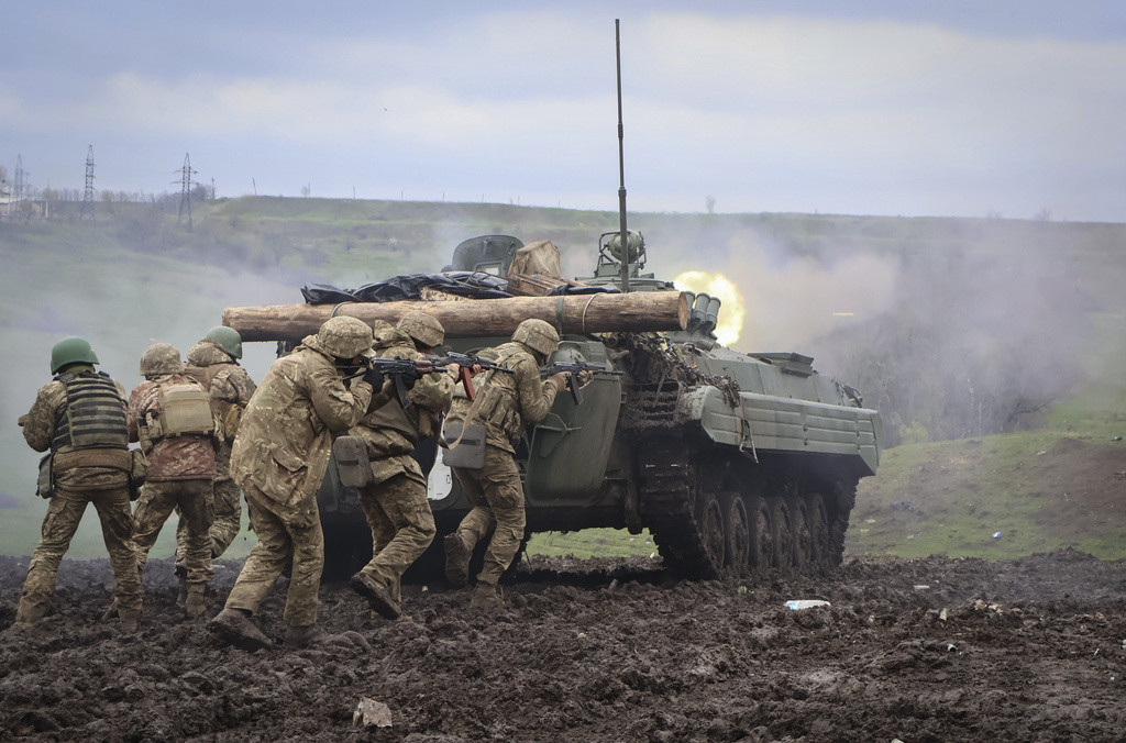 乌军于前线进行训练。美联社