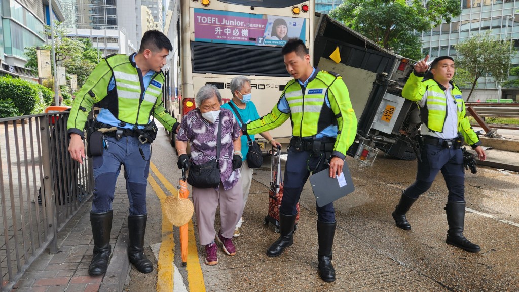 巴士乘客由警員及巴士公司職員協助下車。
