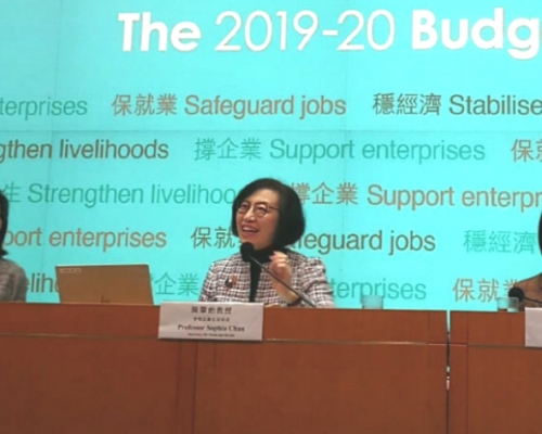 陳肇始(中)出席預算案記者會。