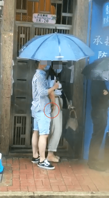 男方右手持雨傘