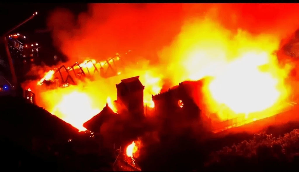 河南大学大礼堂失火烧通顶，有建筑倒塌。
