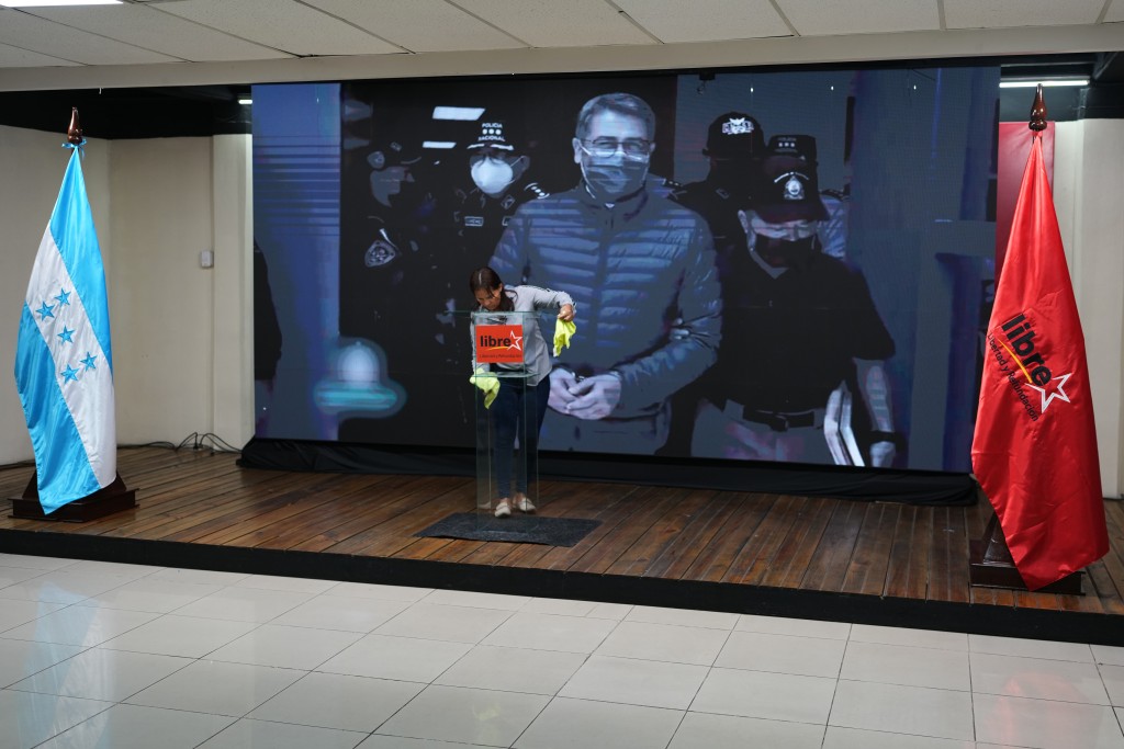 蒙卡達舉行記者會前播放埃爾南德斯被捕的影片。美聯社