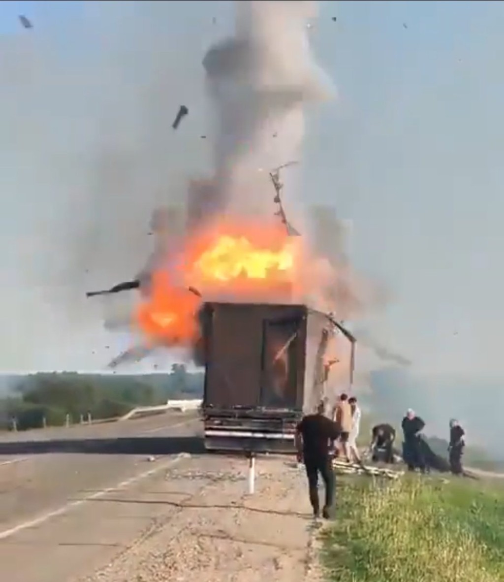 網傳俄羅斯民眾爬入運載烏克蘭無人後,貨車隨時爆炸。X@ Ukraine Battle Map 網傳俄羅斯民眾爬入運載烏克蘭無人後,貨車隨時爆炸。X@ Ukraine Battle Map