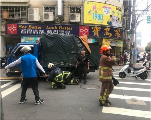 5名消防員合力將貨車抬起救人。網圖