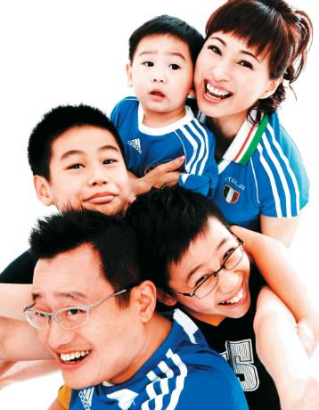 羅霖1996年嫁富商劉坤銘，並為對方誕下三子。