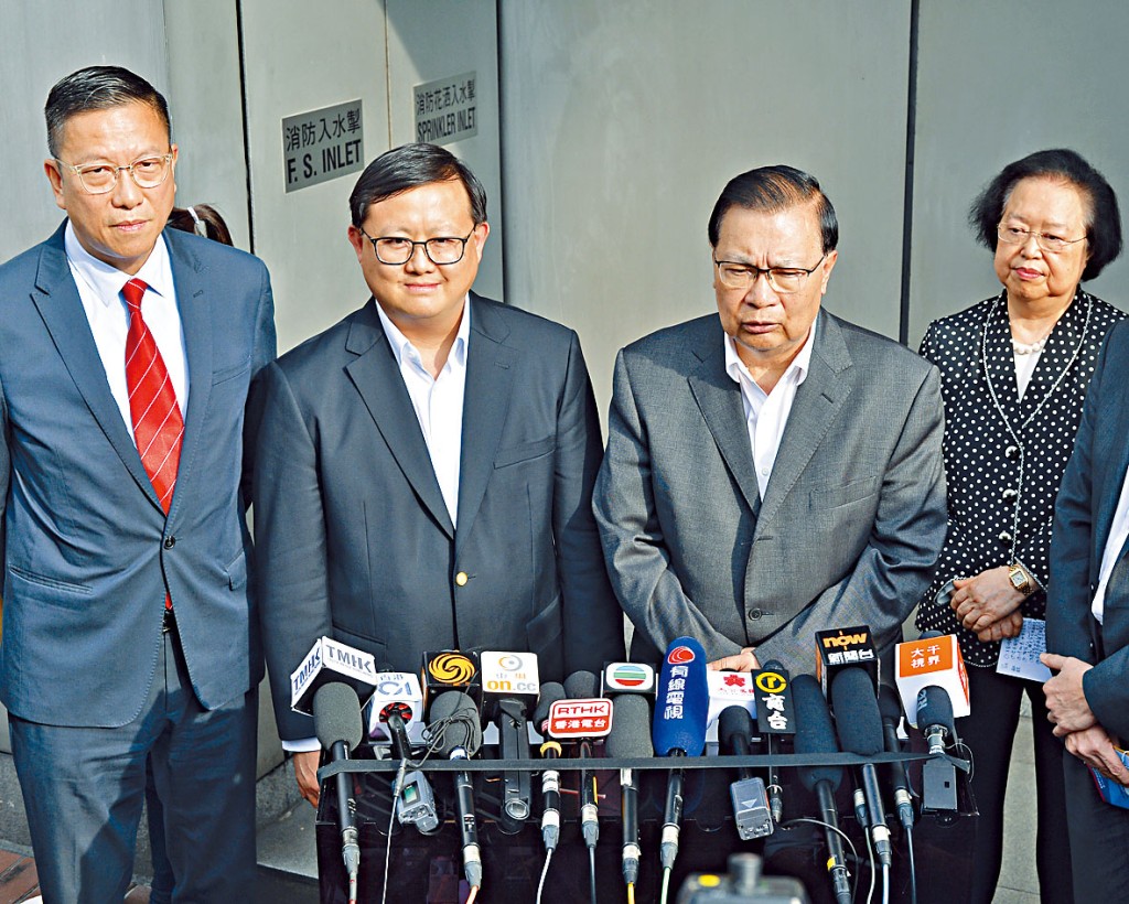 譚耀宗(中)任秘書長,譚惠珠(右)及黃英豪(左)等出任副秘書長。