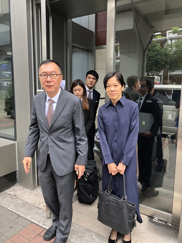 蔡自怡(右)否認兩項控罪。左為其代表資深大律師清洪。資料圖片