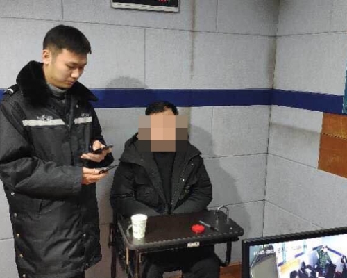 此次事件是一名28歲梁姓男子,利用手機WiFi破解密碼後,投屏到火鍋店大屏播放所致。澎湃新聞
