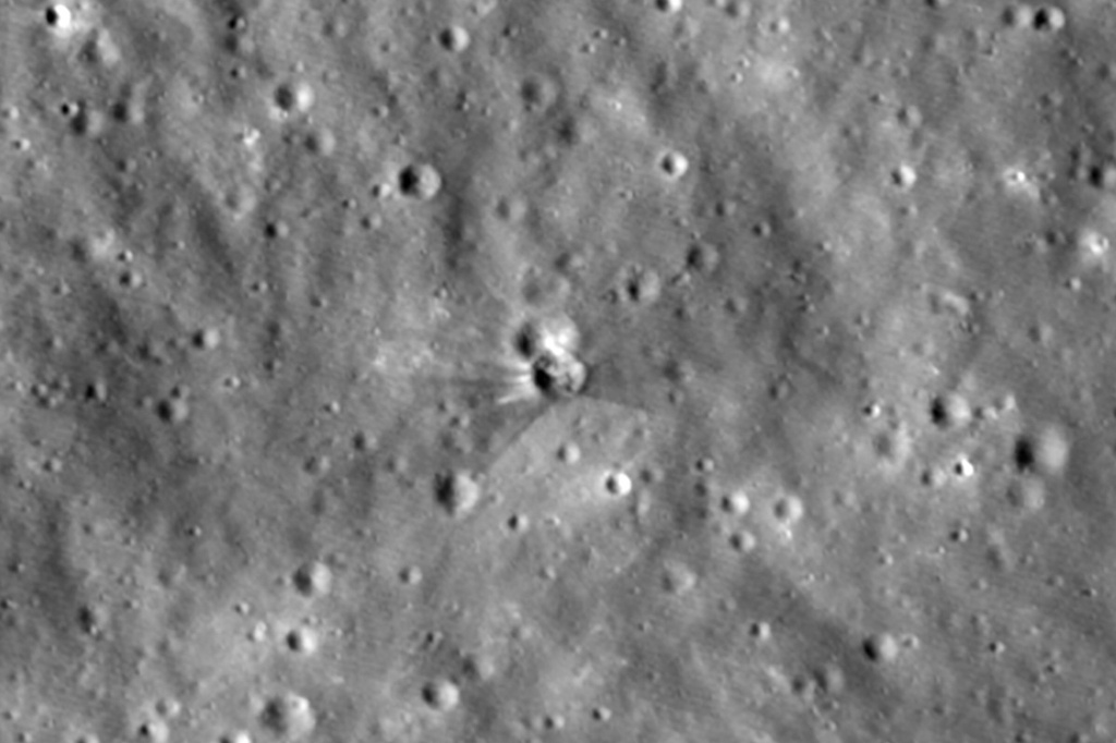 月球表面被SpaceX火箭撞擊前(左)後(右)比較圖。NASA 月球表面被SpaceX火箭撞擊前(左)後(右)比較圖。NASA