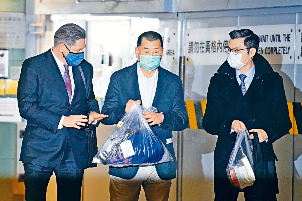 黎智英(中)日前獲准保釋,高院法官李運騰昨頒布書面判辭解釋。