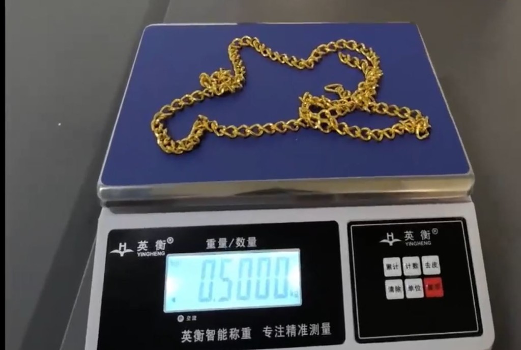 廣州海關截獲2名入境旅客，企圖以「手袋鏈」走私黃金入境。
