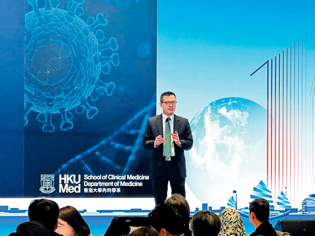 港大學臨床醫學學院內科學系講座教授袁孟峰表示，在配有的傳統抽血及超聲波檢查外，若加上一款十多年前研發的抽血篩查技術，可將準確度由5成左右提高至8成。