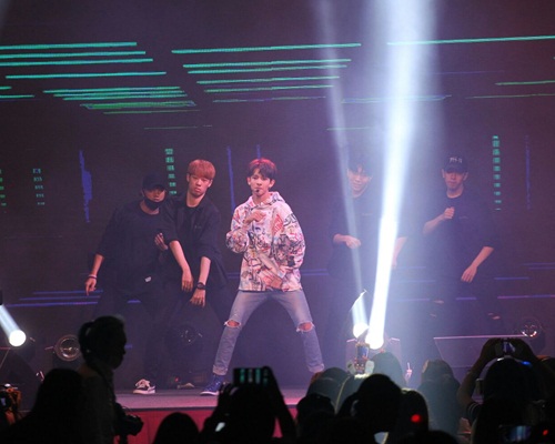 Samuel还在台上载歌载舞。