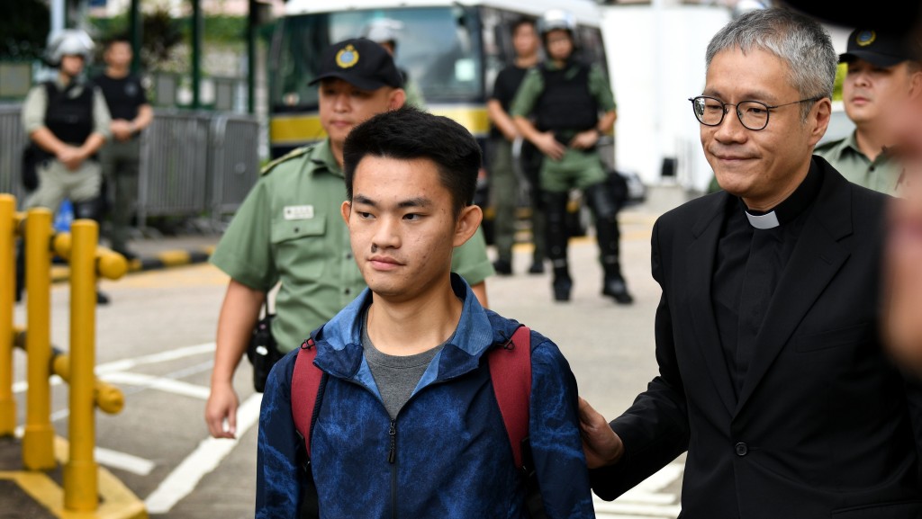 陳同佳由於中港政府無法就回台受審達成共識，一直留住政府安全屋，估計港台兩地的刑責差異，仍會是解決今次事件的絆腳石。
