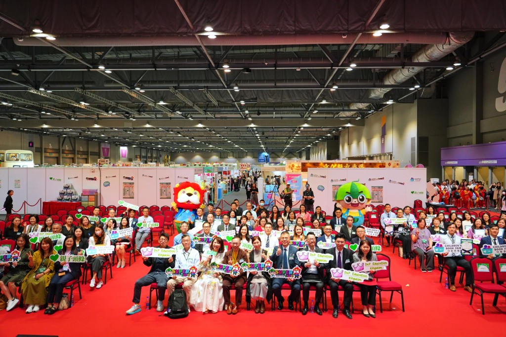 第五屆「兒童書展暨超級親子用品展」及首屆「香港學校巡禮」正式揭幕。