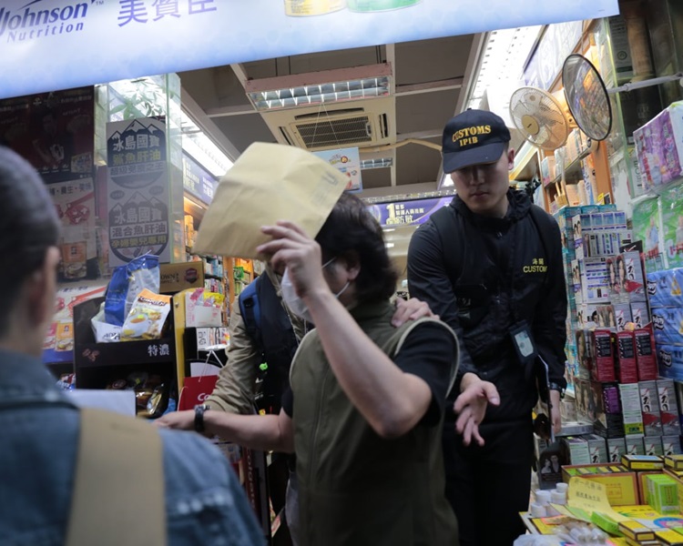 一名店員被投訴人認出，因而被海關拘捕。