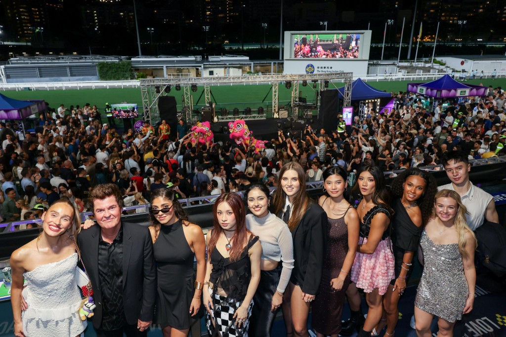 XIX Entertainment創辦人Simon Fuller（左二）與一眾Now United成員型格出席跑馬地馬場「快活星期三」活動，感受馬場夜繽紛。