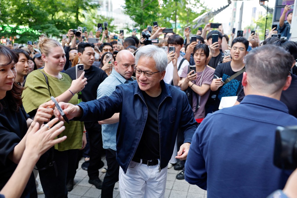 黃仁勛在韓國首爾一間網吧前與粉絲互動。路透社
