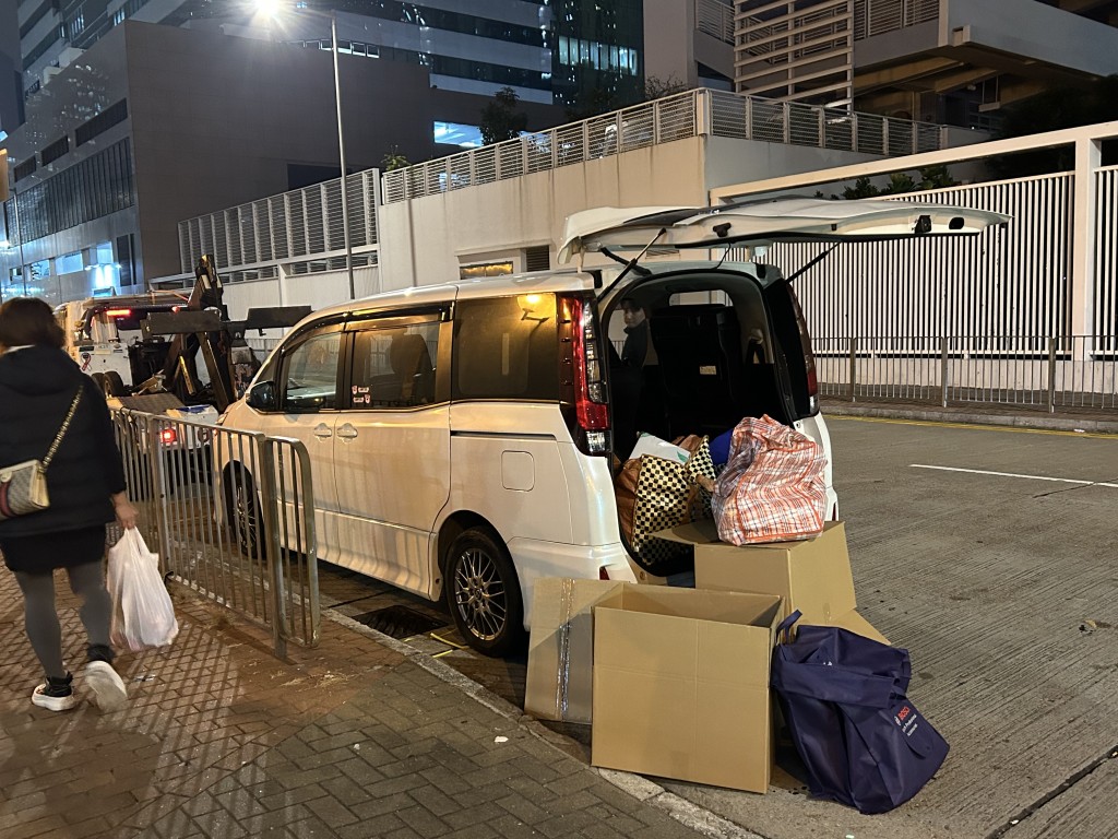 海關檢獲約3.8萬支懷疑私煙,估計市值約17萬港元。 海關檢獲約3.8萬支懷疑私煙,估計市值約17萬港元。