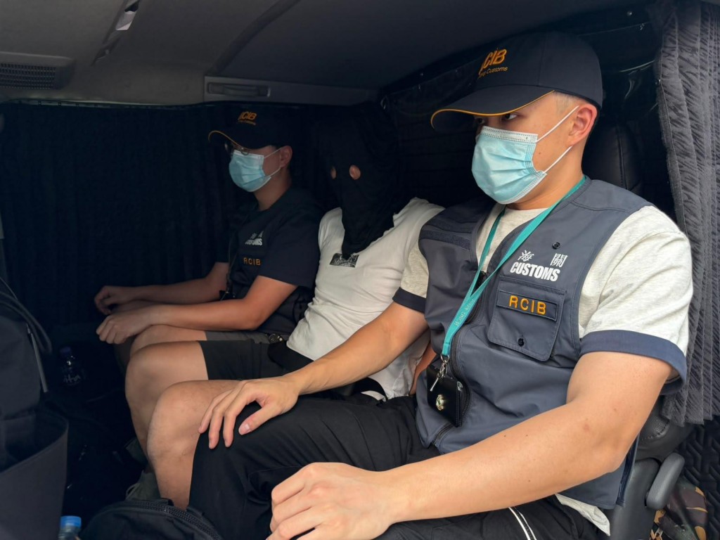 被捕男子38岁,报称司机,担任派送私烟的角色。曾志恒摄 被捕男子38岁,报称司机,担任派送私烟的角色。曾志恒摄