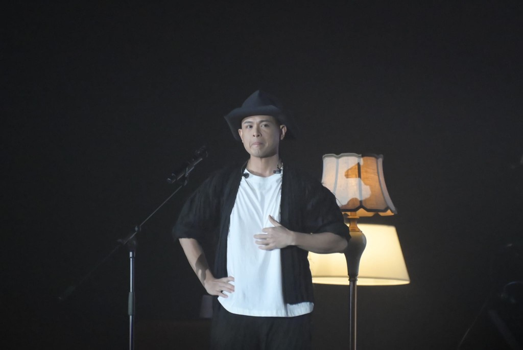 側田唱完第一首歌《情歌》，已忍唔住想喊。
