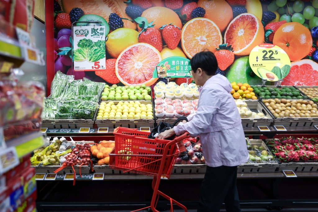 現在進到每一家惠康，都可以一眼看到更便宜5元1件的蔬菜，不需要買2件，價格維持4個月之久沒有變過。