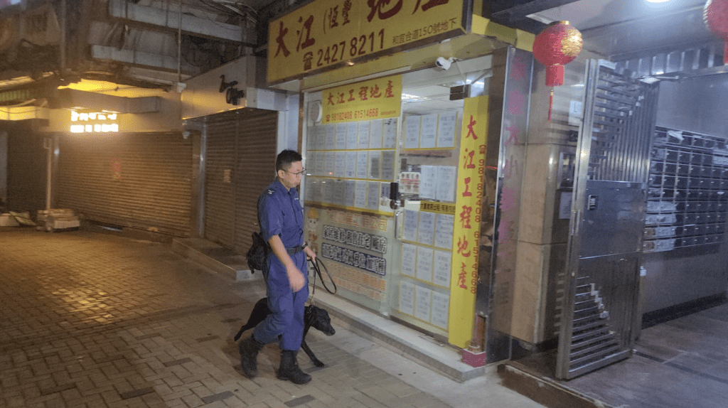 警方一度召来警犬到场协助调查，惟未有进一步发现。