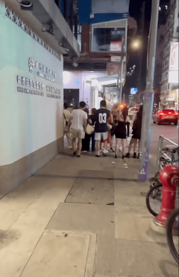 警車與Benz在尖少咀街頭展開追逐戰,引起沿途市民圍觀。網上影片截圖 警車與Benz在尖少咀街頭展開追逐戰,引起沿途市民圍觀。網上影片截圖