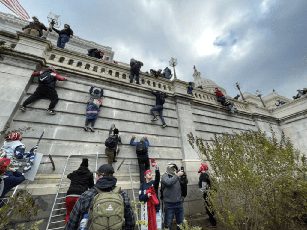 特朗普指控BBC的紀錄片節目《Panorama》，報道2021年國會山莊暴動事件時，「惡意剪接」其演講內容，意圖誤導公眾，並揚言將入稟控告，索償10億美元（約78億港元）。美聯社