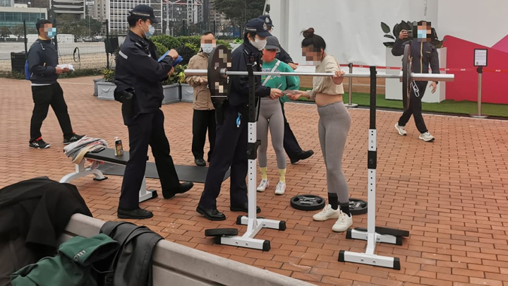 警方加強巡查有人於中環海傍露天健身行為。警方圖片