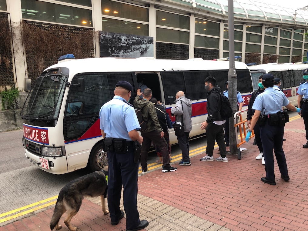 行動中部分檢獲的證物及部分被捕人士。警方圖片
