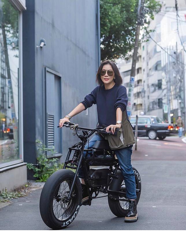 劉嘉玲去年曾與梁朝偉在日本玩電動單車。