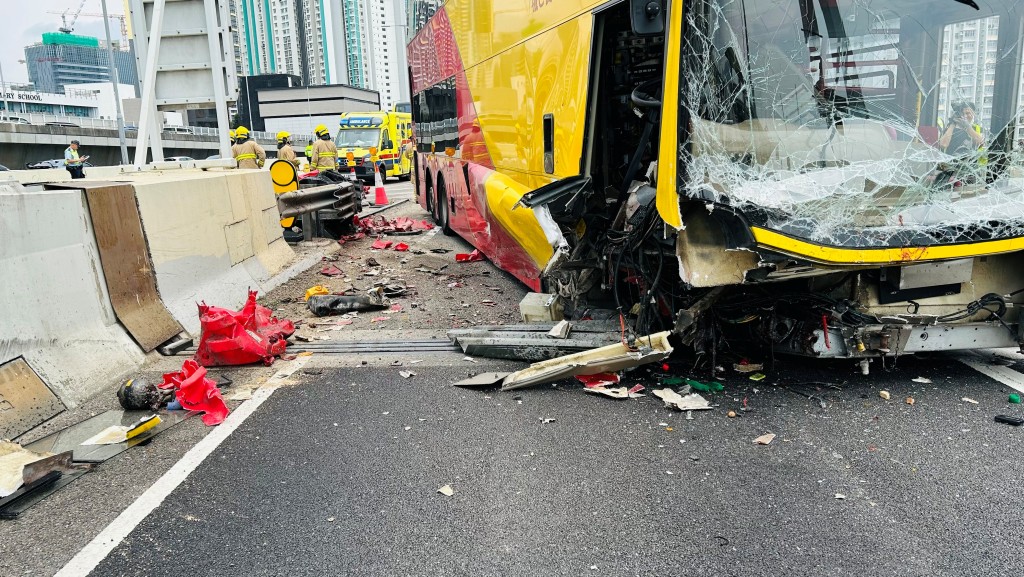 肇事城巴車頭被劏開,擋風玻璃碎裂一地。資料圖片