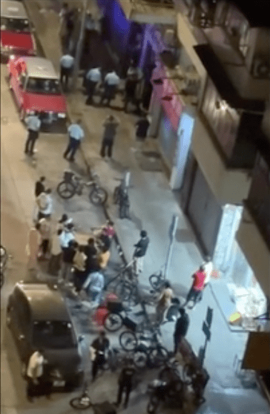 由於事發於深水埗鬧市中心,現場有不少途人駐足圍觀。 由於事發於深水埗鬧市中心,現場有不少途人駐足圍觀。