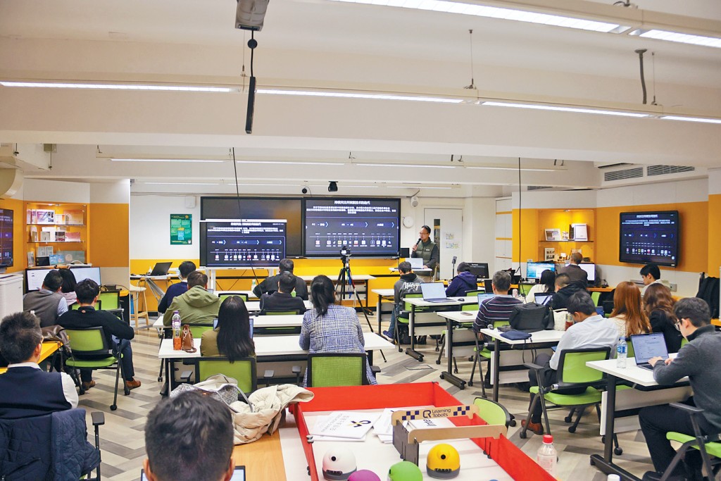 BytePlus產品負責人陳志鈴於工作坊，向本港教育界展示IntelliQF EdAgent平台功能及內地教育應用案例。