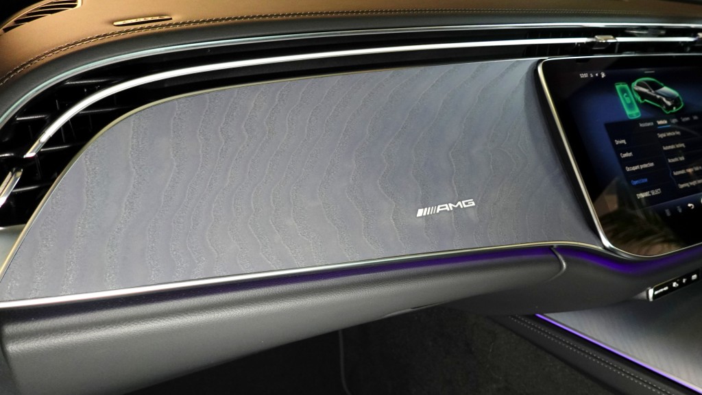 平治Mercedes-AMG E 53 HYBRID 4MATIC+登場：錶板導入專屬grey open-pore ash wood本紋裝飾。