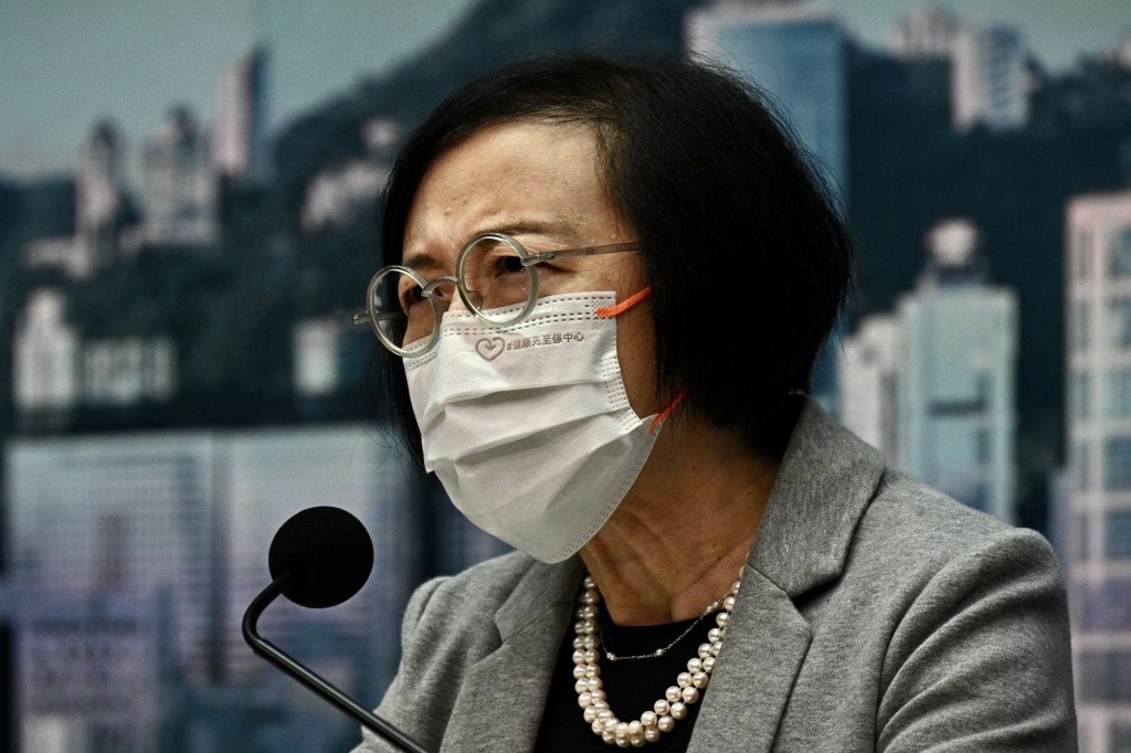 食衞局局長陳肇始以語氣凝重說對付這個Omicron「必須比嚴陣以待更嚴陣以待」。