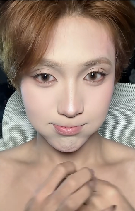 小澈常以浓妆、女装形象示人,自称帅T。 小澈常以浓妆、女装形象示人,自称帅T。