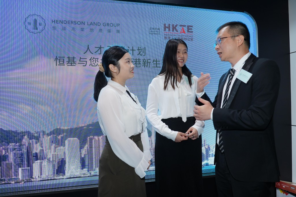 恒基从事资讯科技部助理系统发展项目经理吕平(右一)认为香港在全国的地位是独一无二。叶伟豪摄