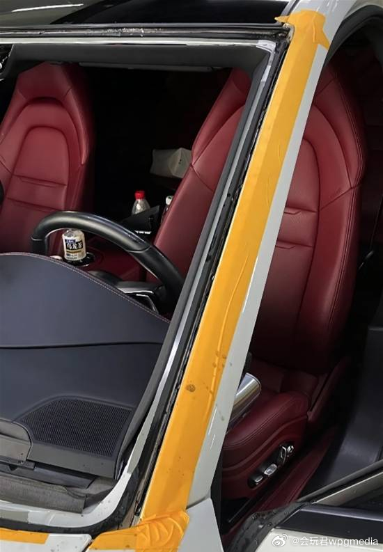 山东有民众为了拿AED救人，将保持捷的玻璃窗打破。微博