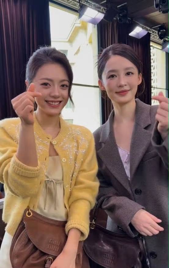 內地女星趙今麥(左)及李沁亦是時裝騷座上客。 內地女星趙今麥(左)及李沁亦是時裝騷座上客。