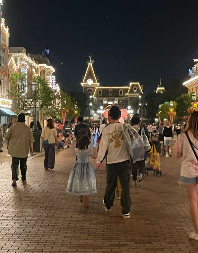 有网民拍到陈冠希一家三口在香港迪士尼玩的照片。