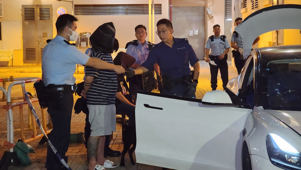 警方拘捕一對母女。黃文威攝