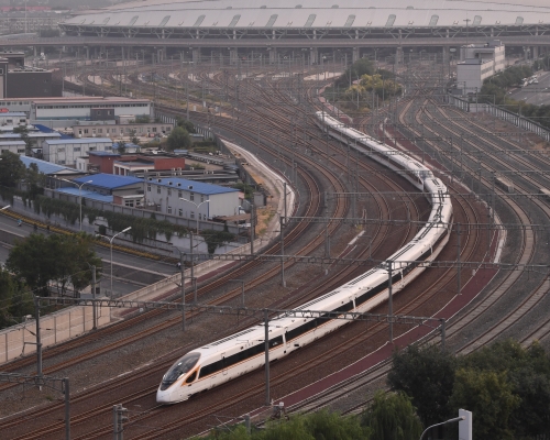 网络媒体以「其疾如风！」来形容「复兴号」的速度。新华社