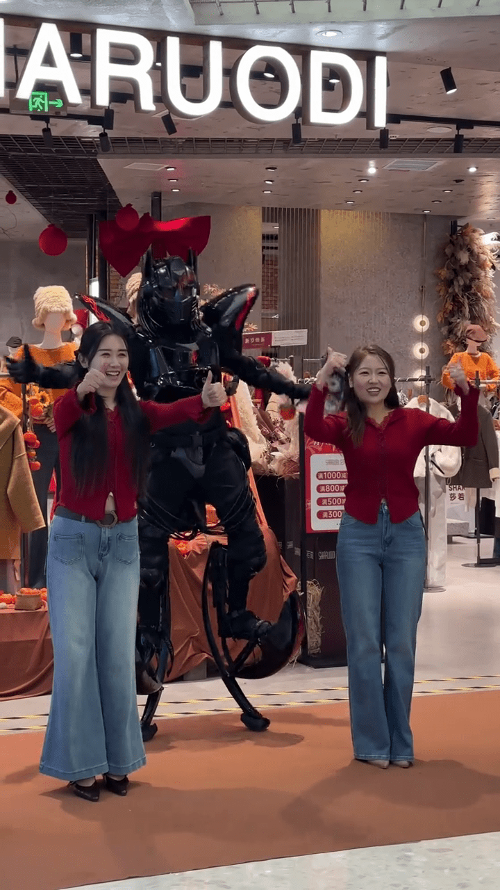 周高賽穿上機甲「戰衣」與民眾合照，令他倍感自豪。 抖音