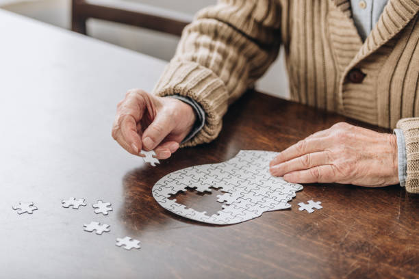 阿茲海默症俗稱「老人癡呆症」，是一種大腦疾病，它會慢慢破壞病人的記憶力和思維能力，最終使病人失去執行最簡單任務的能力。