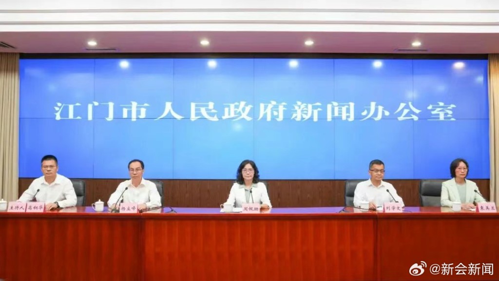 周佩珊（中）與劉學文（右2）被免職。微博